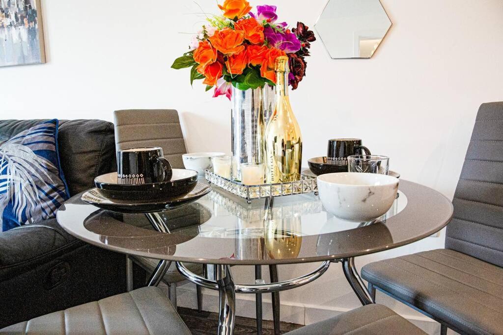 A Luxury 2 Bedroom Apartment With 2 Free Parking Chatham  Exterior foto