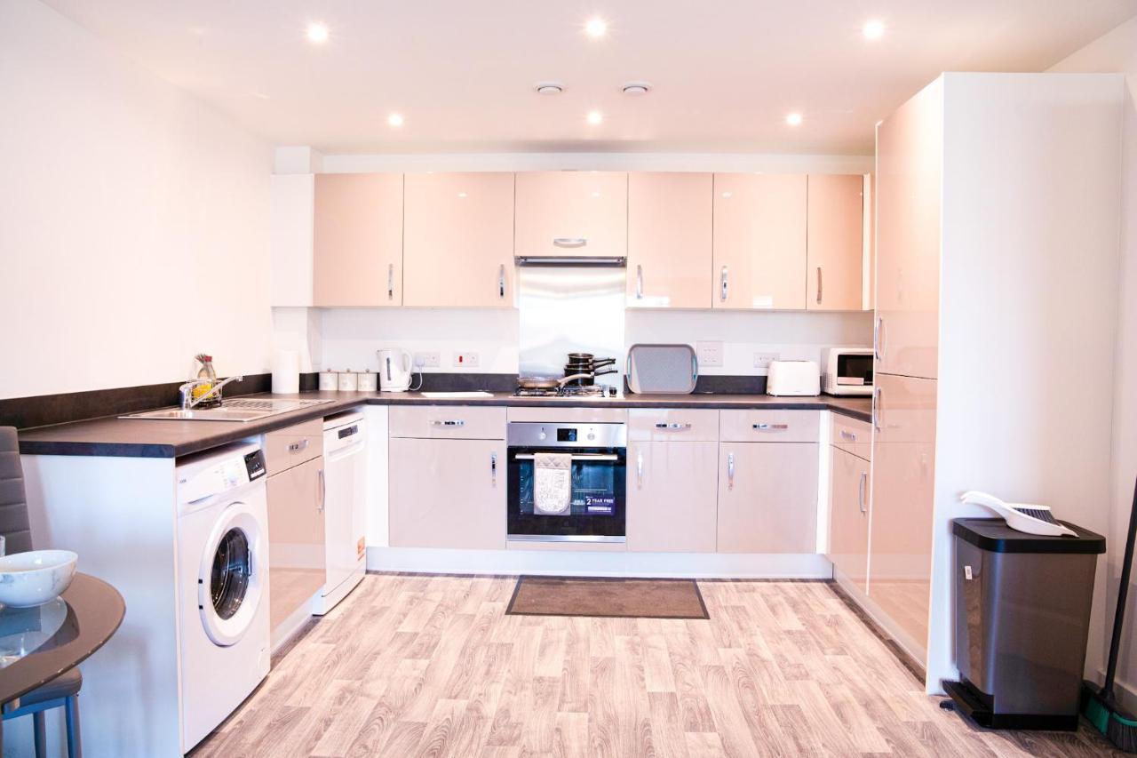 A Luxury 2 Bedroom Apartment With 2 Free Parking Chatham  Exterior foto